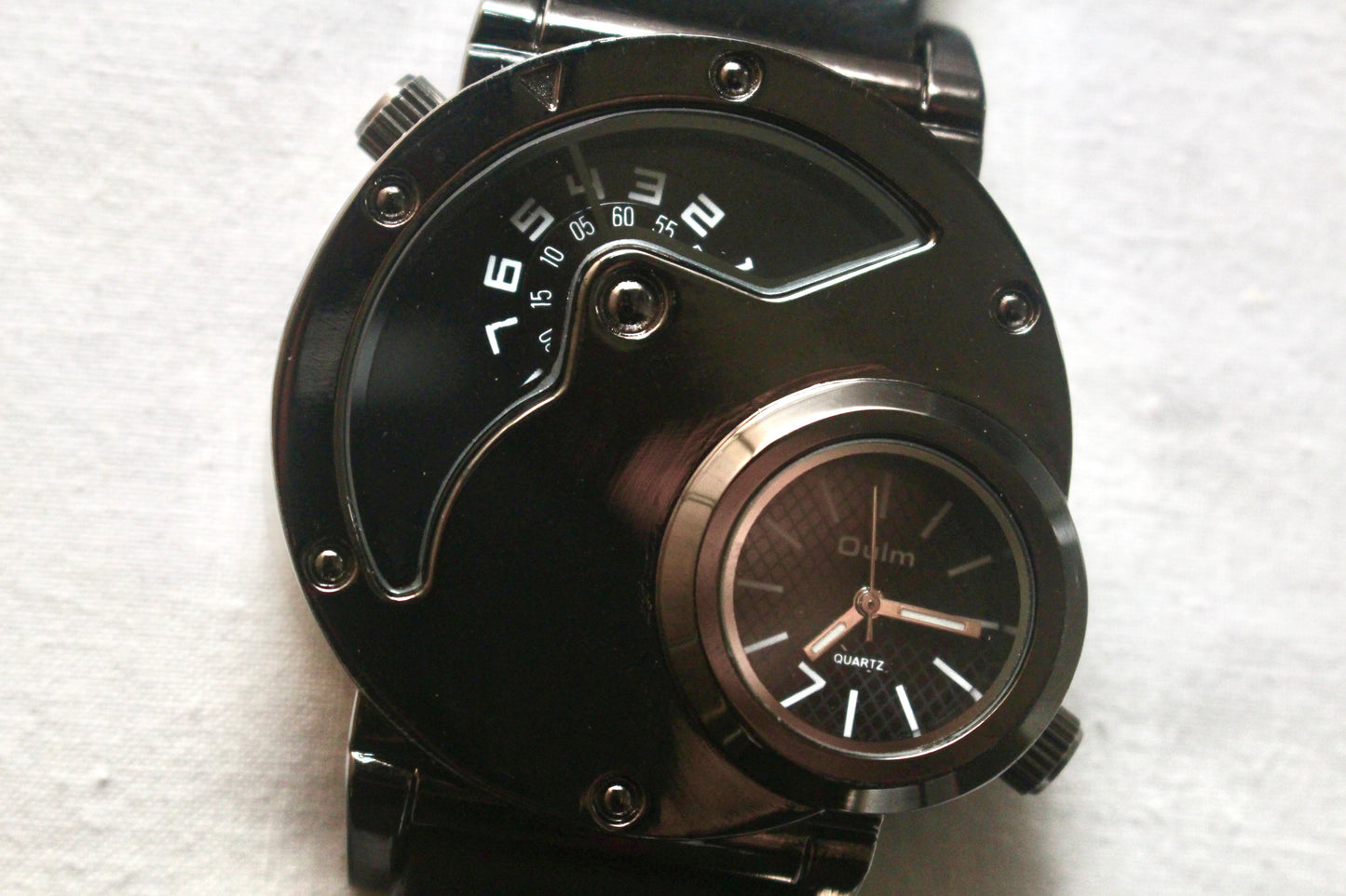 Oulm Dual Movement Jump Hour Luxury Business Wrist Watch