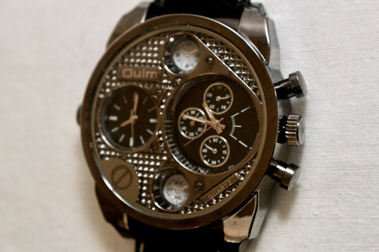 Oulm Men’s Military Dual Time Zone Luxury Wrist Watch